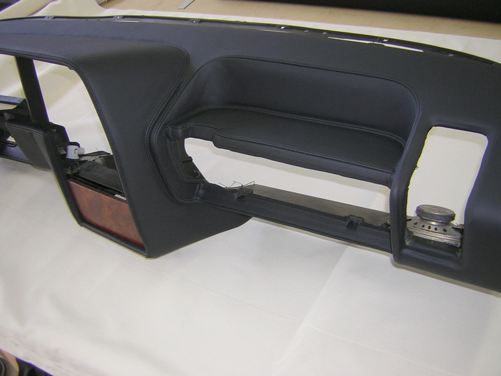 Armaturenbrett eines Lancia Thema, neu mit Leder bezogen