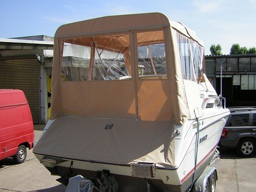 Motorboot mit neuem Verdeck und eingesetzten Klarsichtfenstern, aufgebaut auf dem Trailer