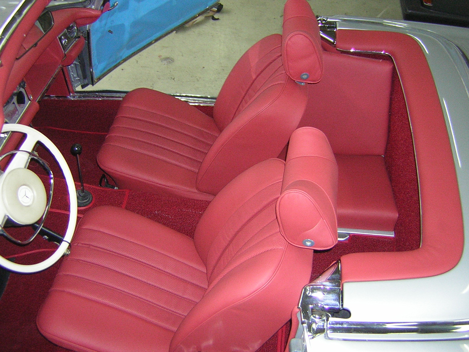 Rotes Lederinterieur eines Mercedes-Oldtimers, komplett neu bezogen