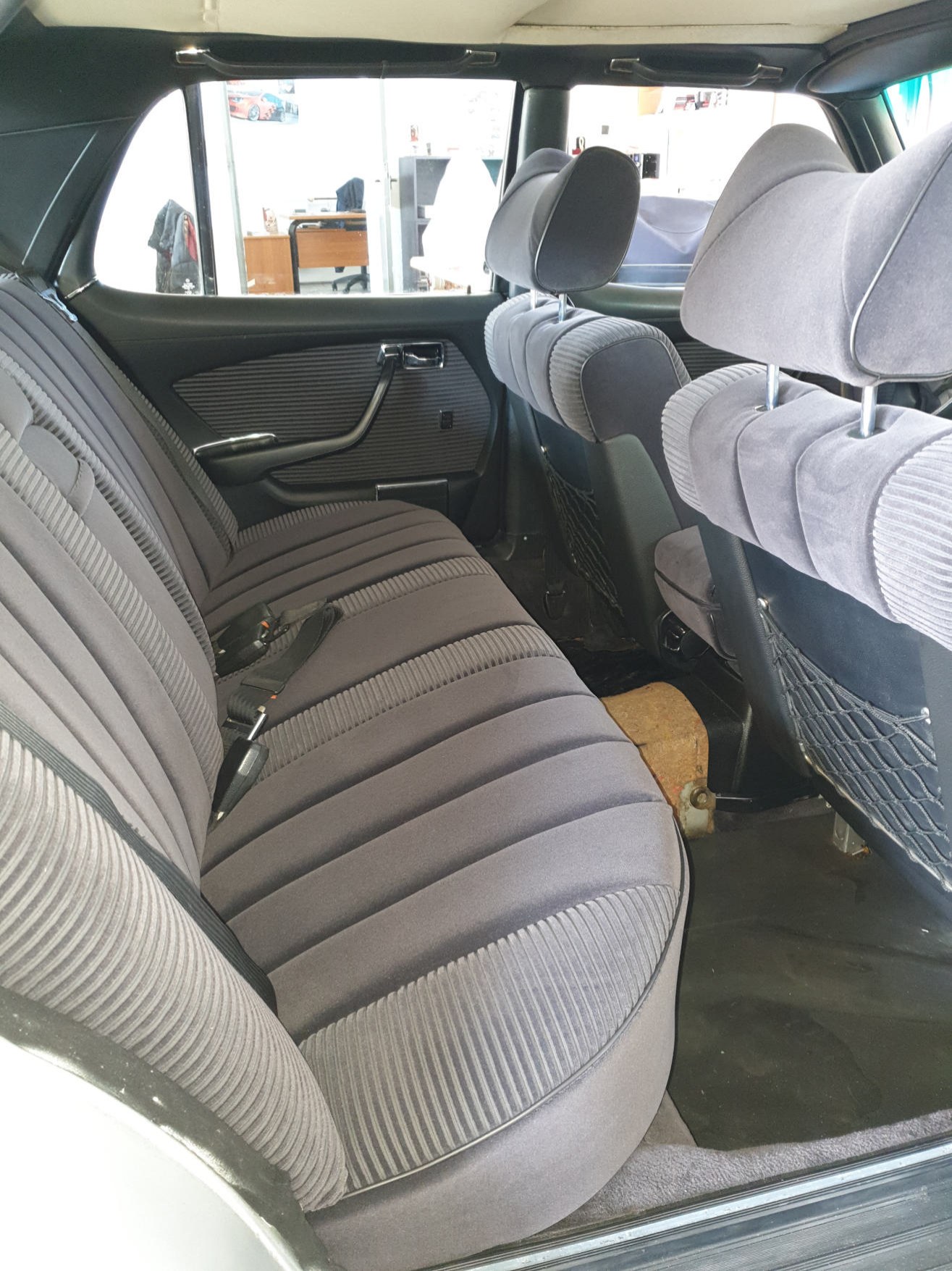 Graue Rückbank eines Fahrzeugs, vollständig neu bezogen
