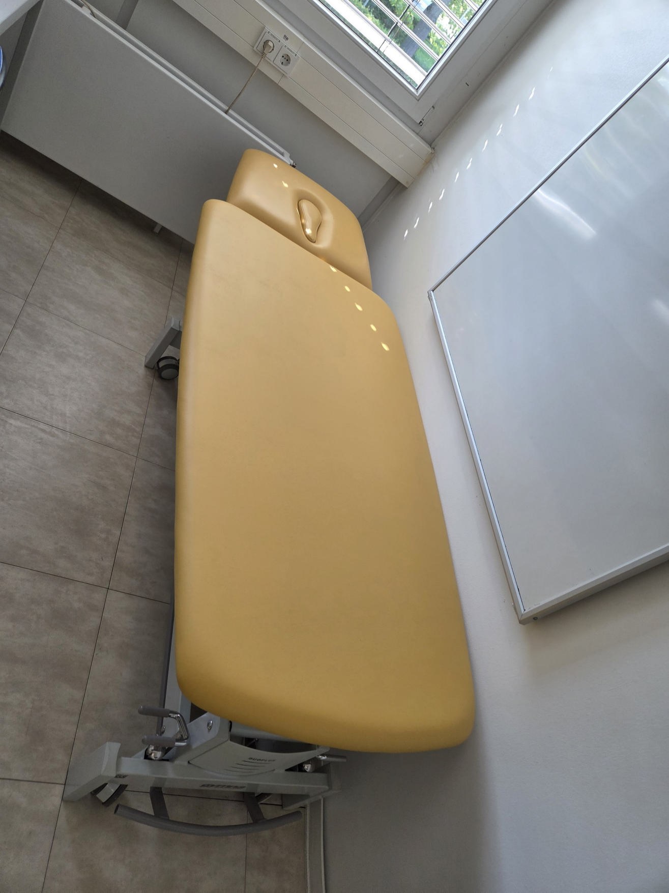 Gelbe Behandlungsliege mit neuem Bezug