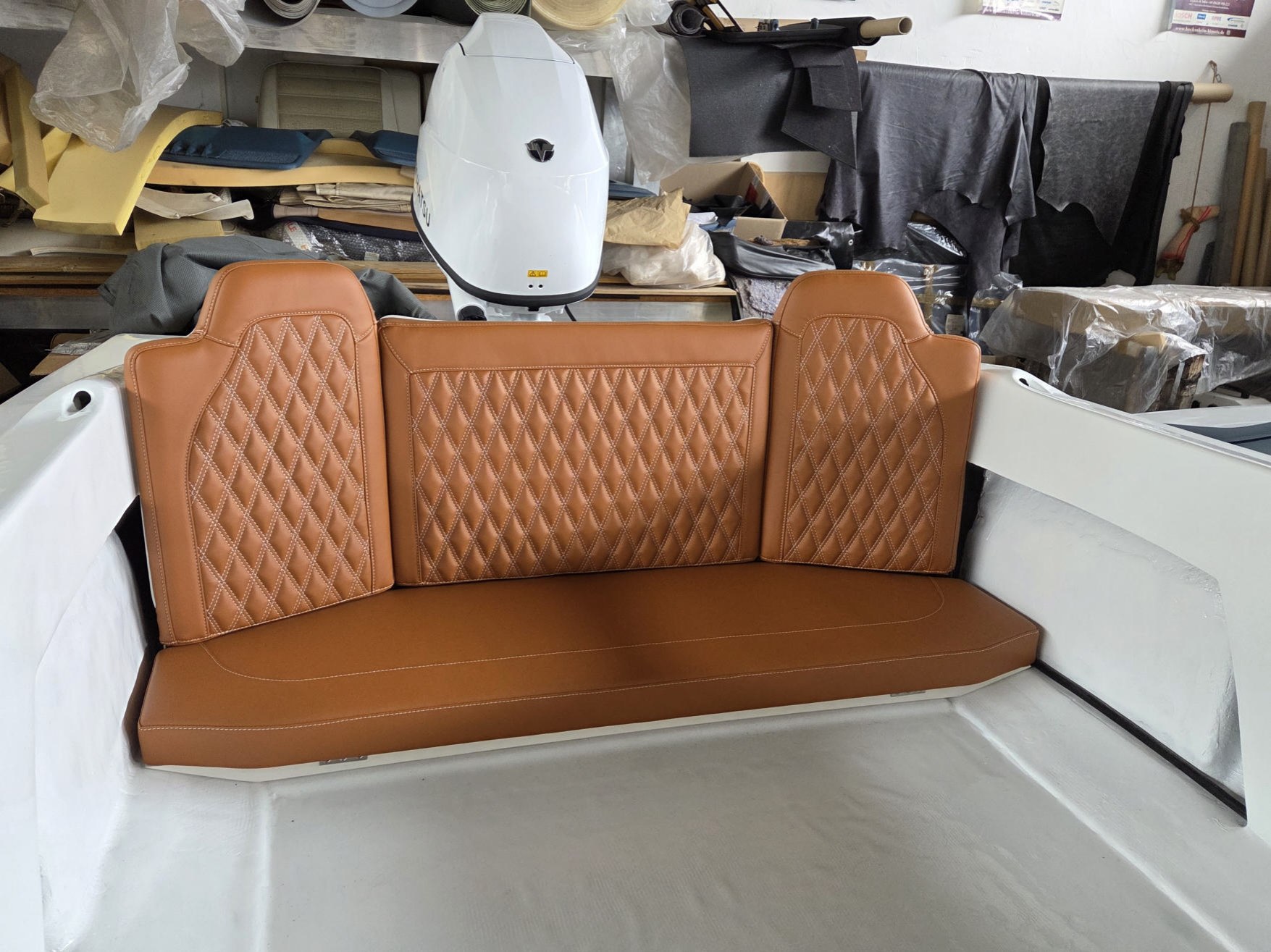 Beige Bootssitzbank mit gesteppter Rückenlehne