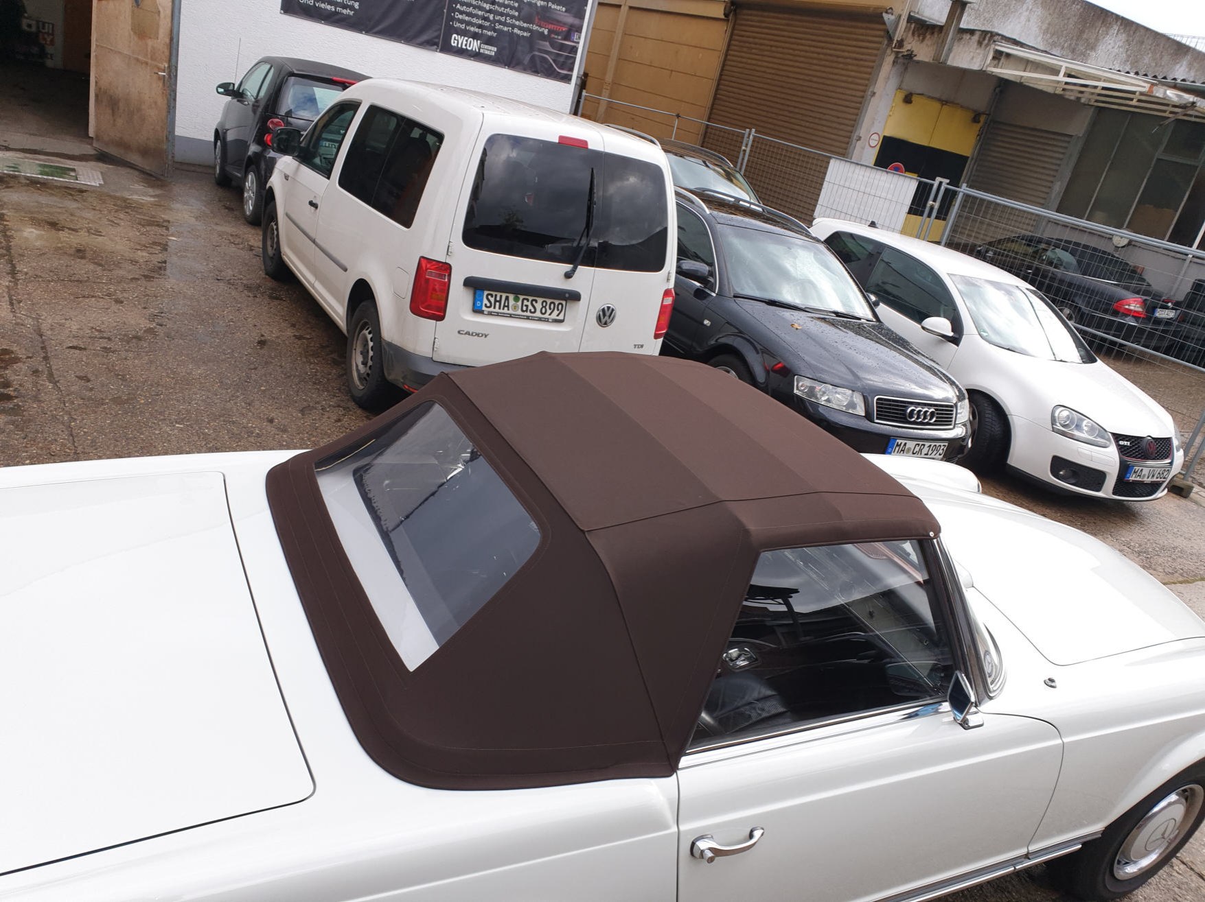 Weißes Cabriolet mit braunem Verdeck