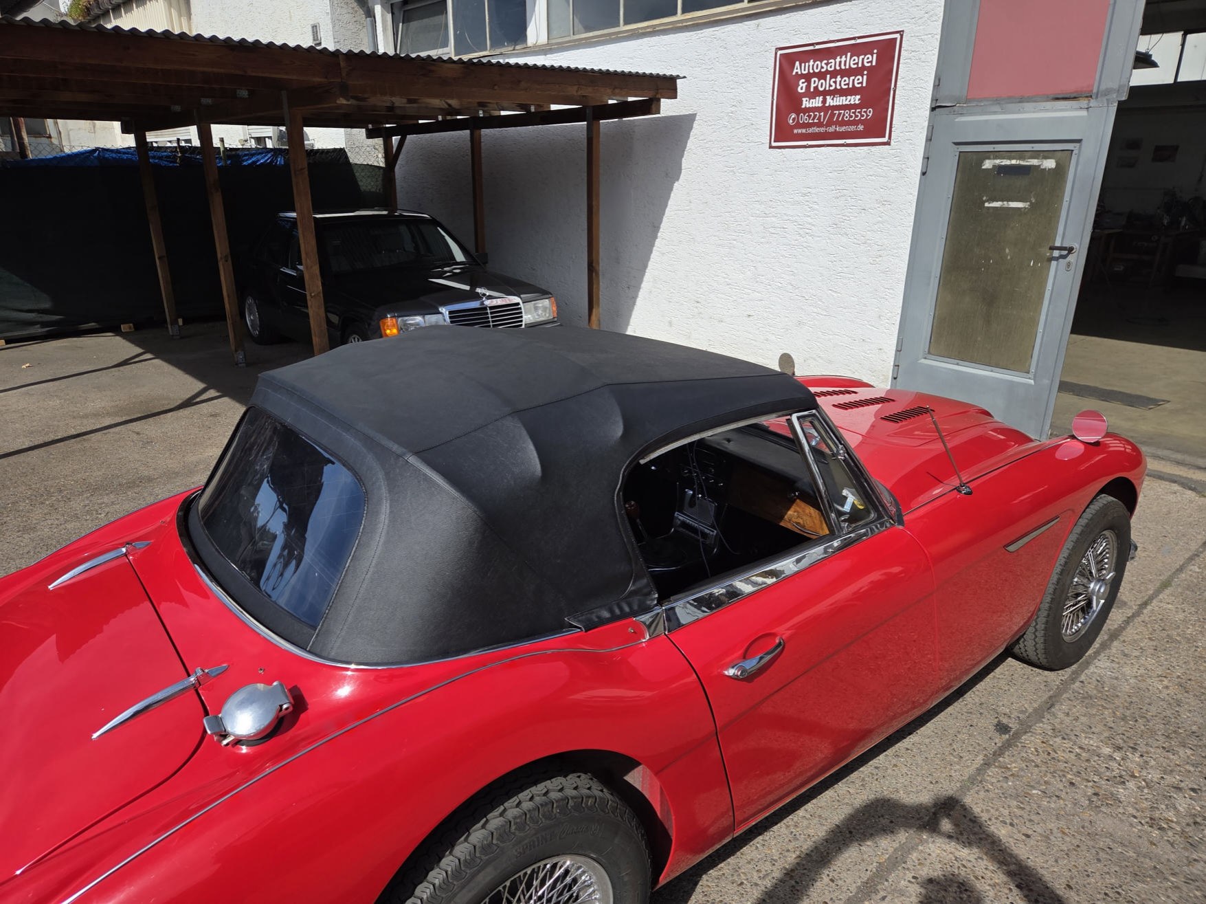 Rotes klassisches Cabriolet mit schwarzem Verdeck