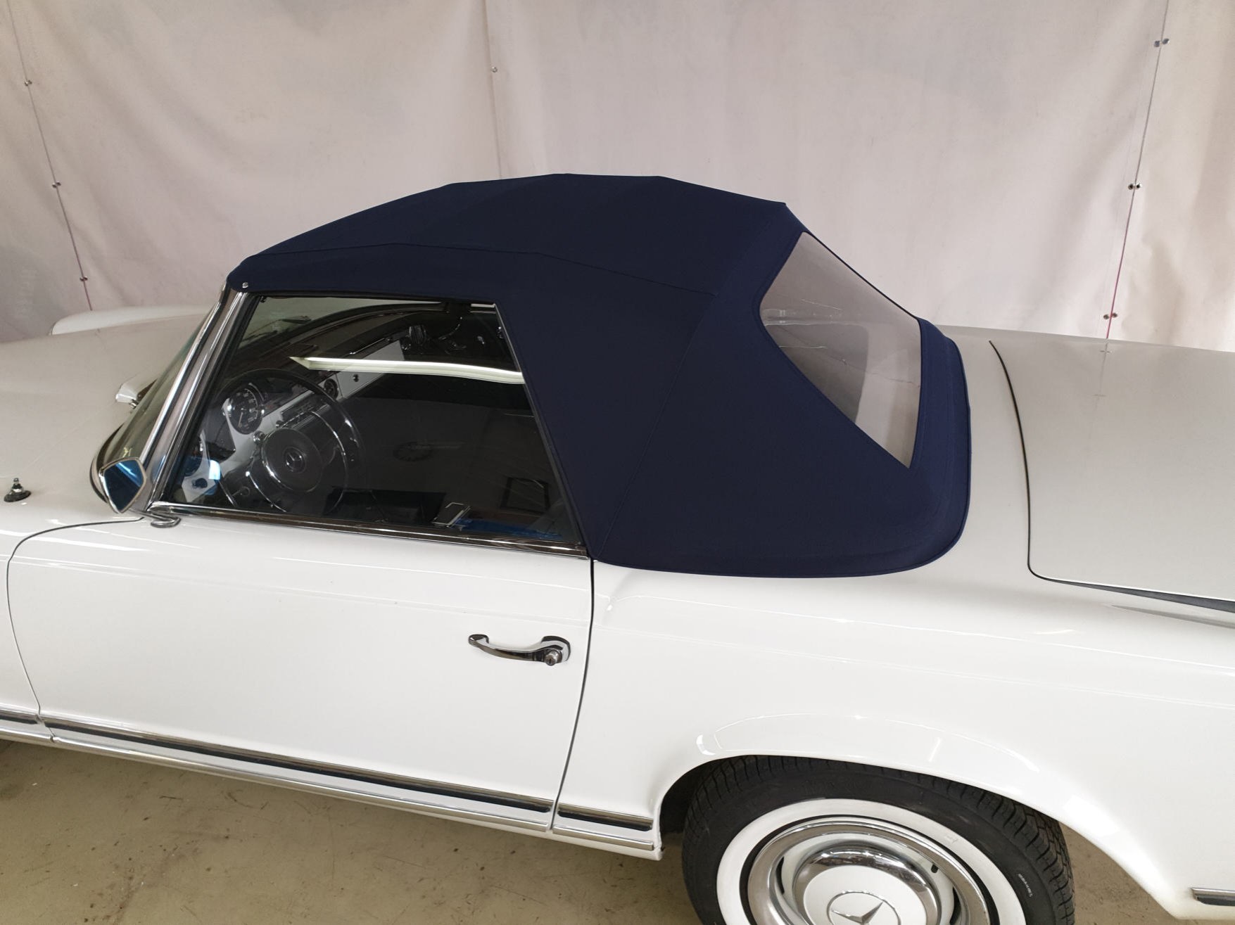 Weißes klassisches Cabriolet mit dunklem Verdeck