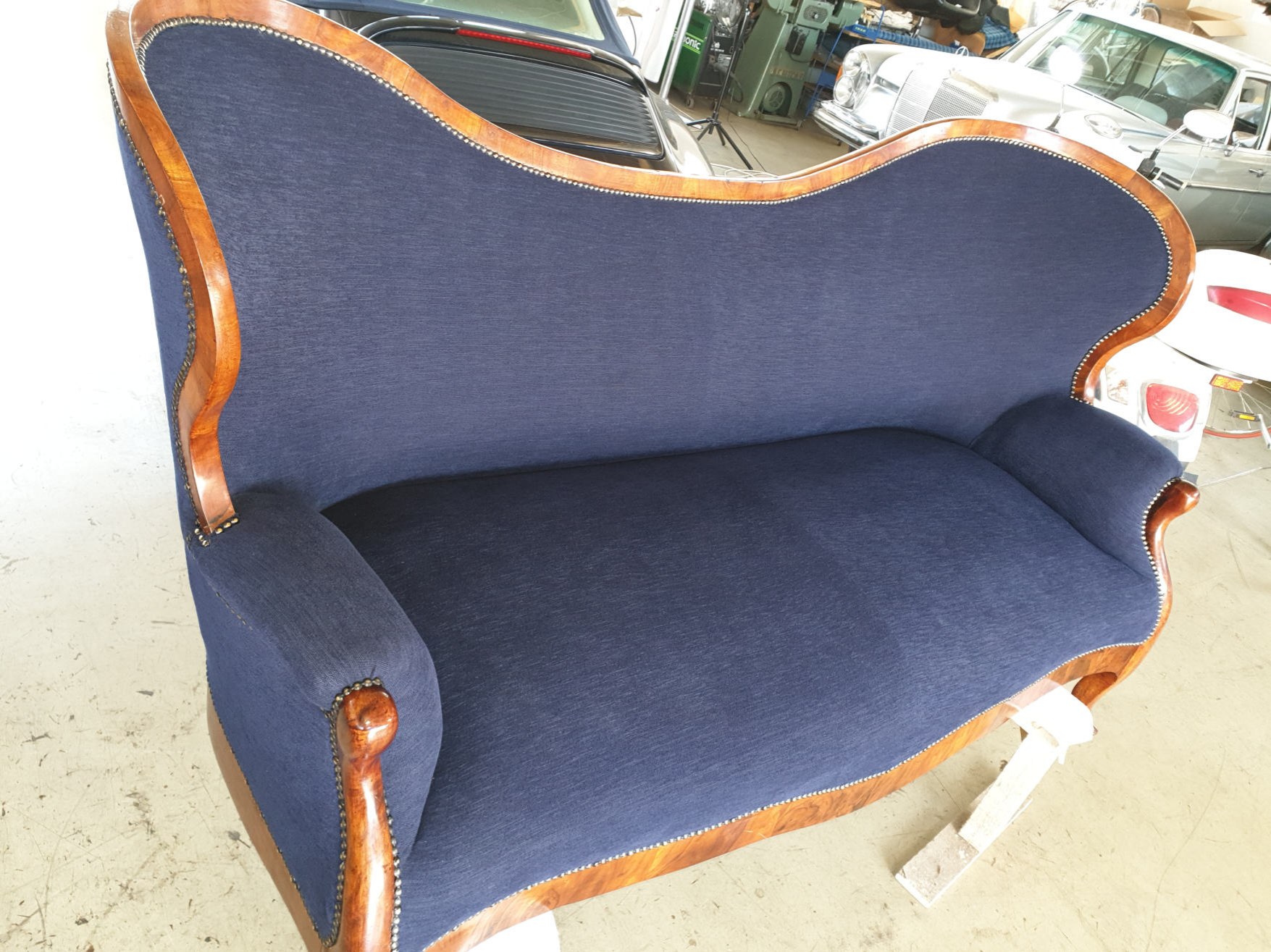 Blaues Sofa, vollständig neu bezogen
