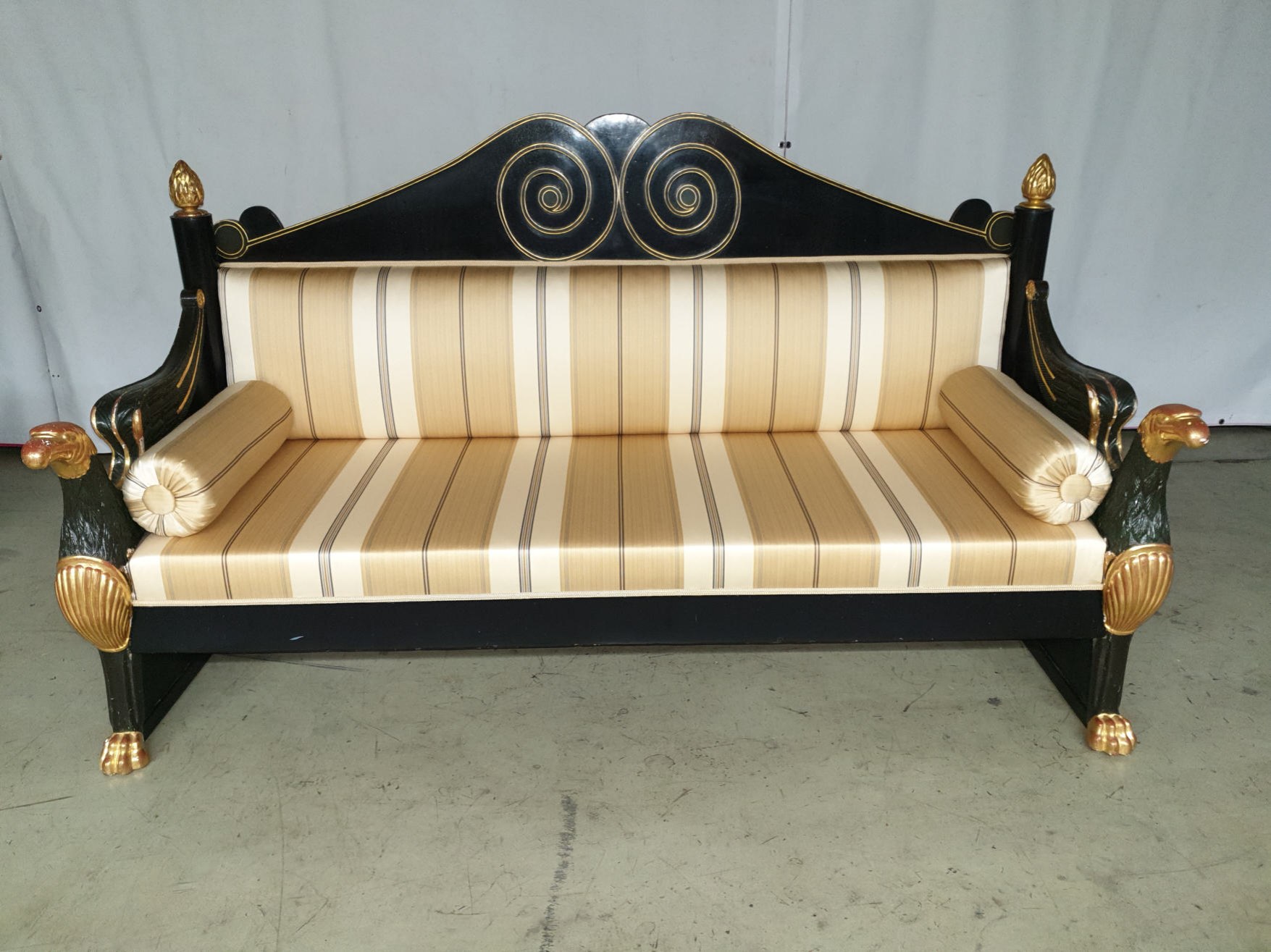 Klassisches Sofa mit gemustertem Bezug