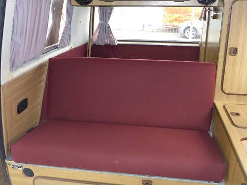 Rückbank eines VW Bus in Rot neu bezogen