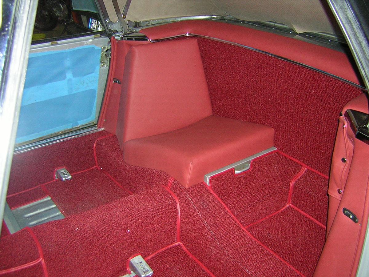 Roter Innenraum eines Mercedes-Oldtimers mit Lederbezug und passend gefertigtem Teppich