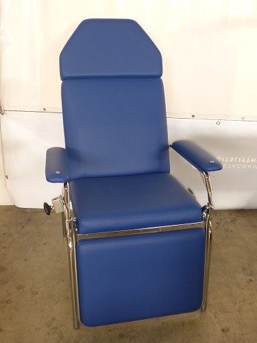 Blutentnahmestuhl, mit Kunstleder neu bezogen