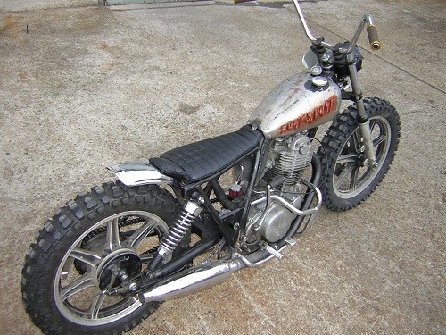 Fertig umgebaute Yamaha SR 500 mit neuer Sitzbank